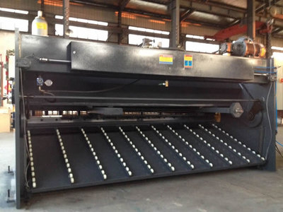 不锈钢行业精密裁切新选择 QC12Y-6X3200液压摆式气动托料剪板机深度解析